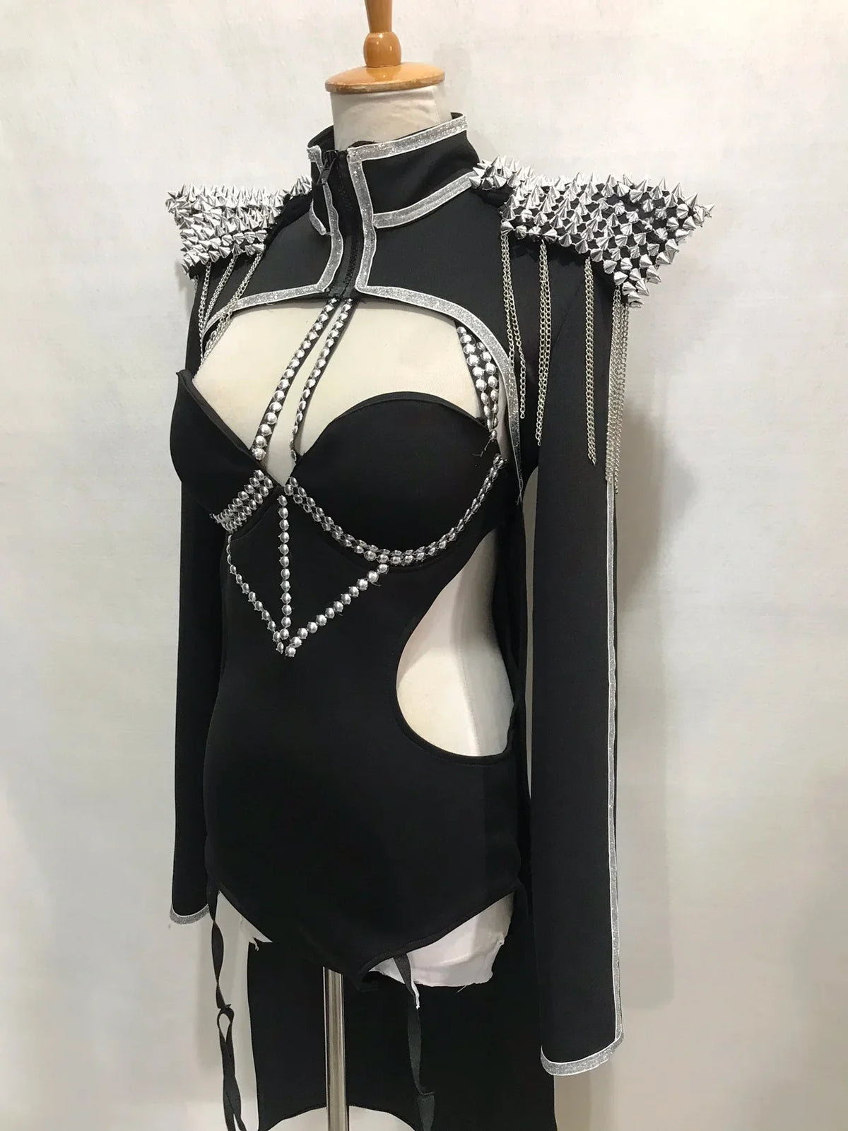 Black Rivet Chain Epaulet Cloak Showgirl Bodysuit Set – Glamour Stage Performance Costume